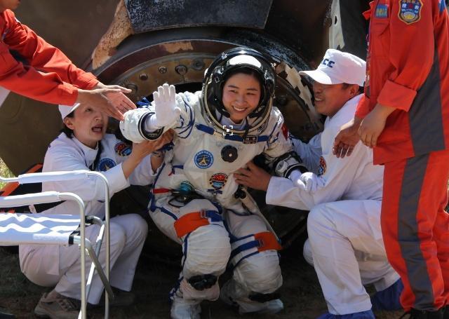女航天员上太空的独特之处与不同点探索，女航天员在太空中的独特性与差异探索