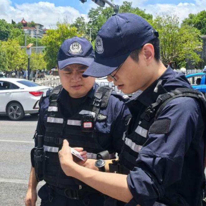 特警一个月工资多少，揭秘特警的薪酬结构，揭秘特警薪酬结构，一个月工资有多少？