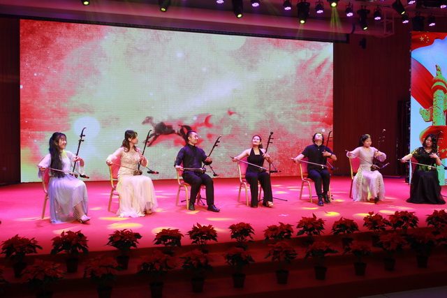 二胡演奏军歌，传统与现代的交融之美，二胡演奏军歌，传统与现代的和谐交融之美