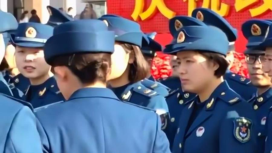 特别漂亮的女兵，展现飒爽英姿与不屈精神，特别漂亮的女兵，展现英姿与不屈精神