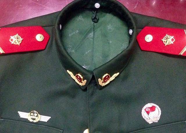 武警常服配饰，细节展现荣耀与威严，武警常服配饰，细节彰显荣耀与威严