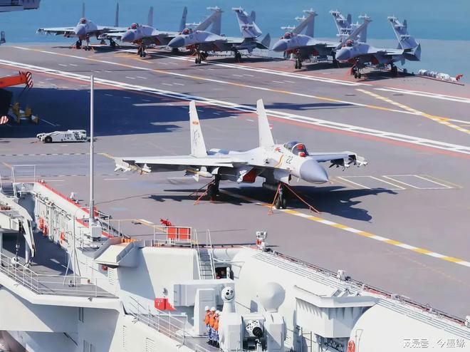 山东舰搭载36架歼-15，中国海军航空力量的崭新篇章，山东舰搭载歼-15战机，中国海军航空力量崭露头角