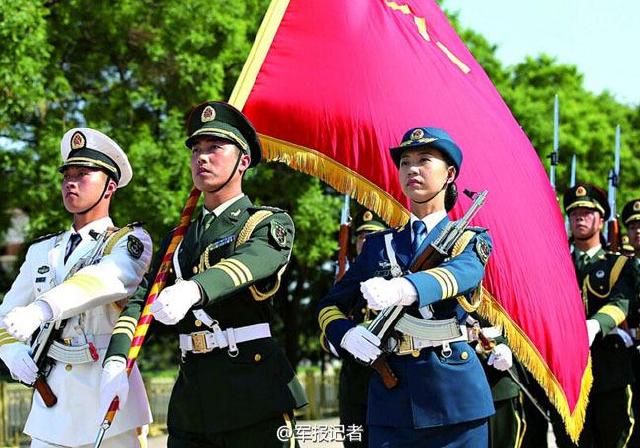 闪耀的荣光，2012年中国女兵方队，2012年中国女兵方队，荣耀之光