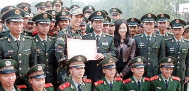 独背将军丁晓兵转业了吗？深度解析丁晓兵现状与其未来走向，深度解析，丁晓兵现状与其未来走向——是否转业？独背将军丁晓兵的未来展望。