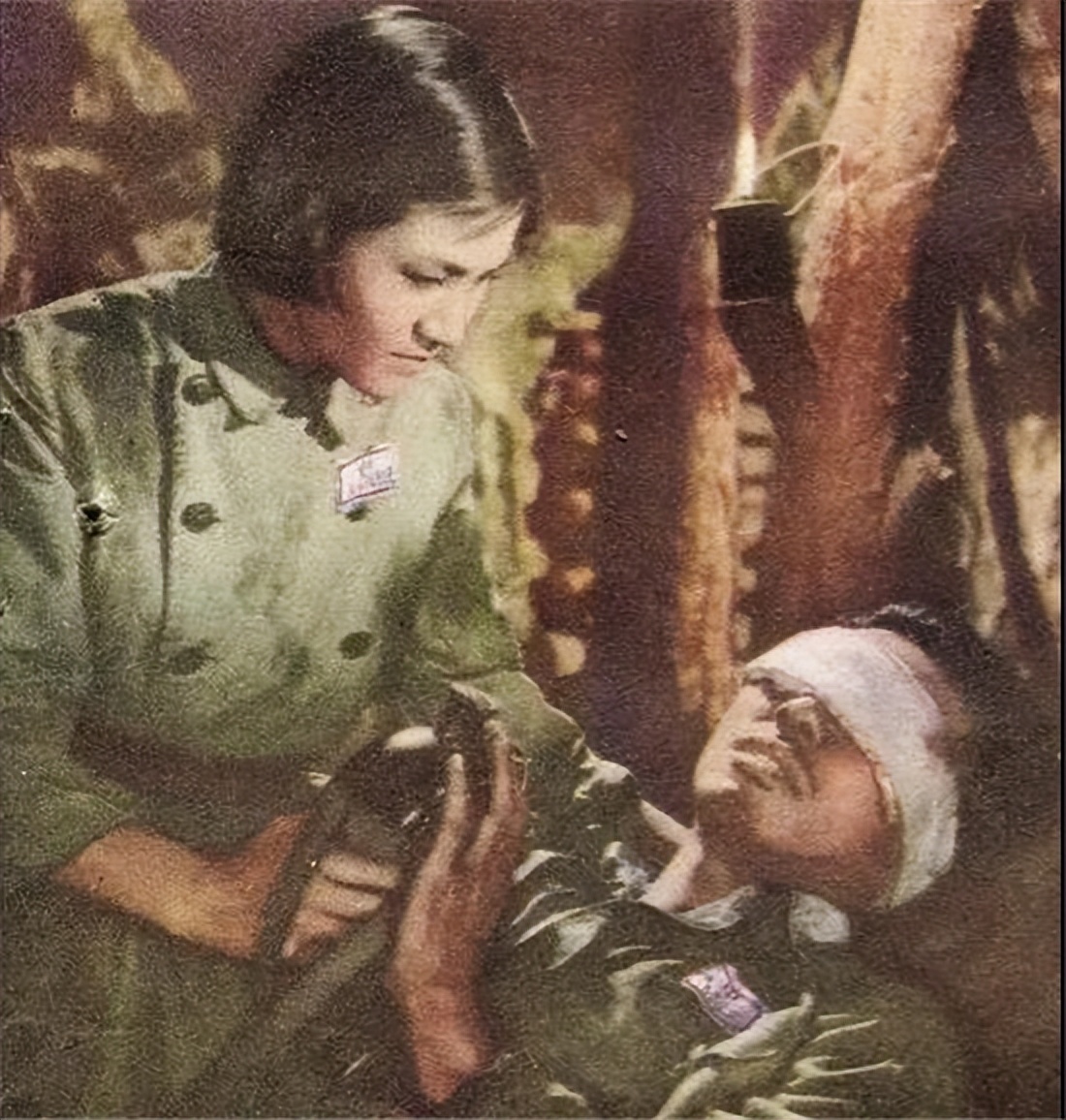 战士中的柔情，女兵哺乳的珍贵瞬间，女兵哺乳的柔情瞬间，战士中的柔情记忆