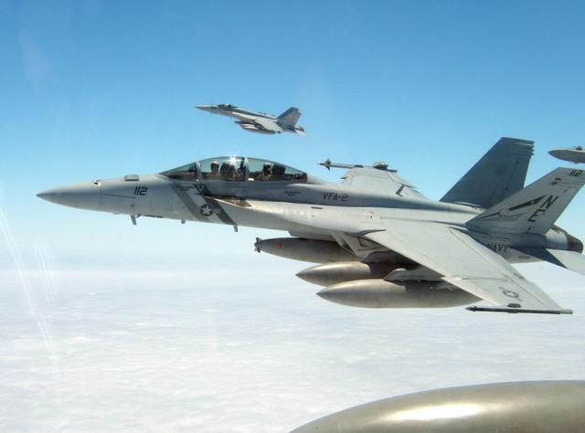 揭秘F-18战斗机的真实身份，重型战斗机吗？，揭秘F-18战斗机的真实身份，是重型战机吗？