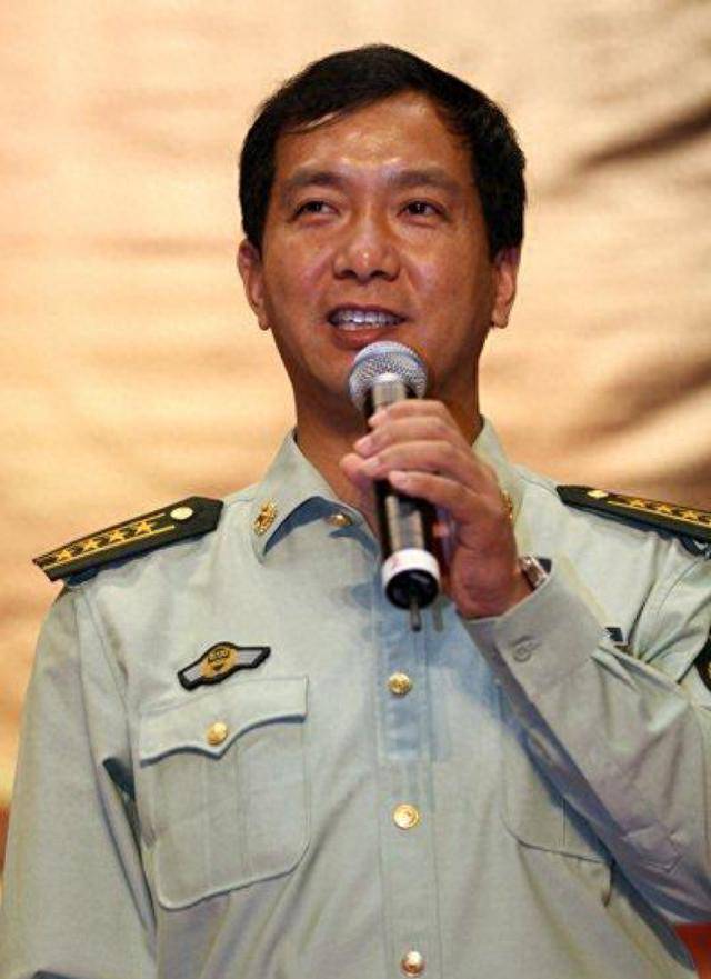 独臂将军丁晓兵，逆境中的英雄传奇经历，独臂将军丁晓兵，逆境中的英雄传奇人生