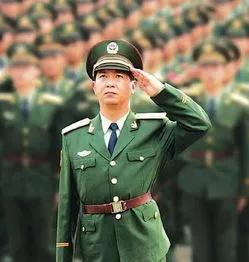 独臂英雄丁晓兵的妻子，爱与坚持的力量，独臂英雄丁晓兵背后的力量，妻子展现爱与坚持的壮丽篇章