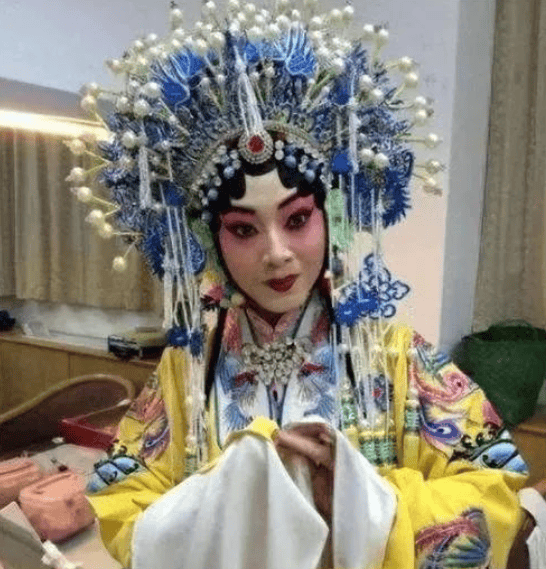 揭秘41岁京剧演员自缢原因，深度探讨背后的故事与因素，揭秘京剧演员自缢背后的故事与因素，深度探究其背后的原因与影响