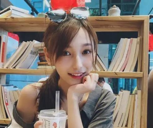 中央电视台七套节目军事女主持人，闪耀的军事新闻之星，中央电视台军事女主持人，闪耀军事新闻界的明星之星