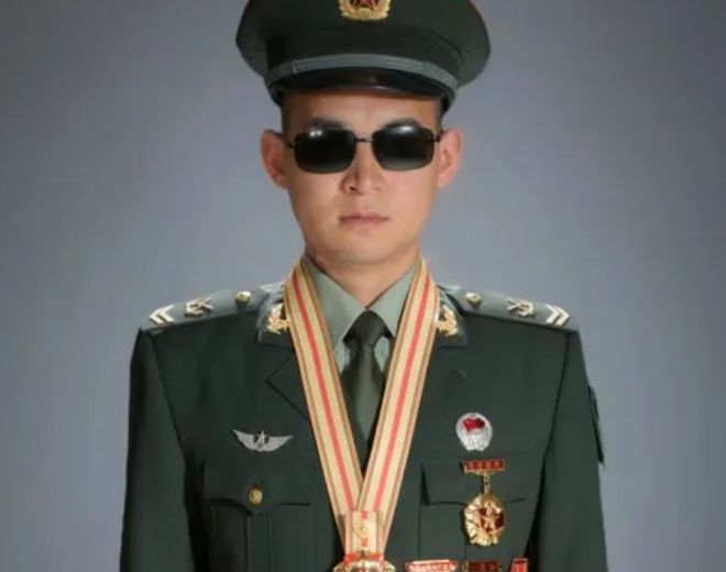 杜富国获八一勋章待遇，荣誉背后的故事与待遇解析，杜富国获八一勋章荣誉背后的故事与待遇解析