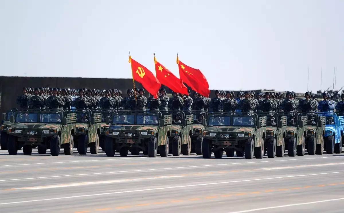 沙场阅兵高清图片，回顾历史瞬间，领略军事荣耀，沙场阅兵回顾，荣耀瞬间与军事风采的高清图片展