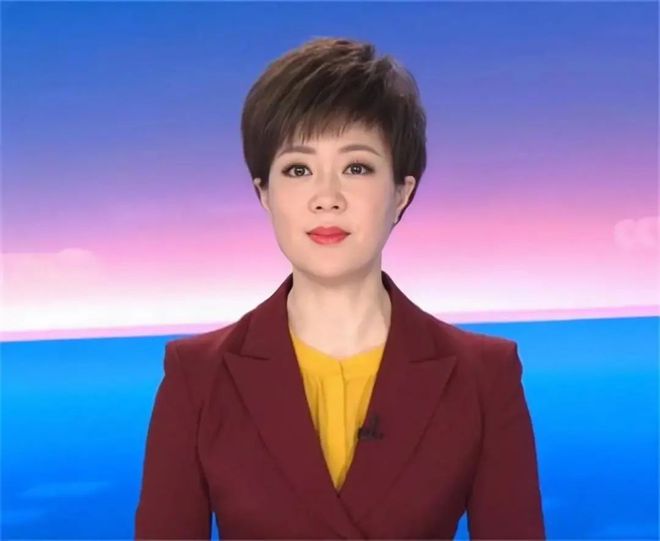 军事频道女主持人尹梦，闪耀的星辰，声音的力量，尹梦，军事频道的女声力量，星辰闪耀的传奇主持人