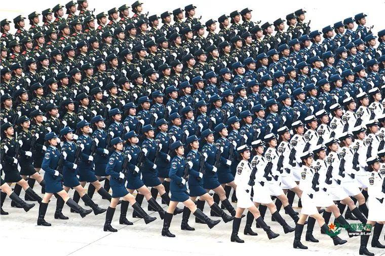 2019年女兵方队，展现新时代巾帼英雄风采，新时代巾帼英雄风采，女兵方队闪耀阅兵场