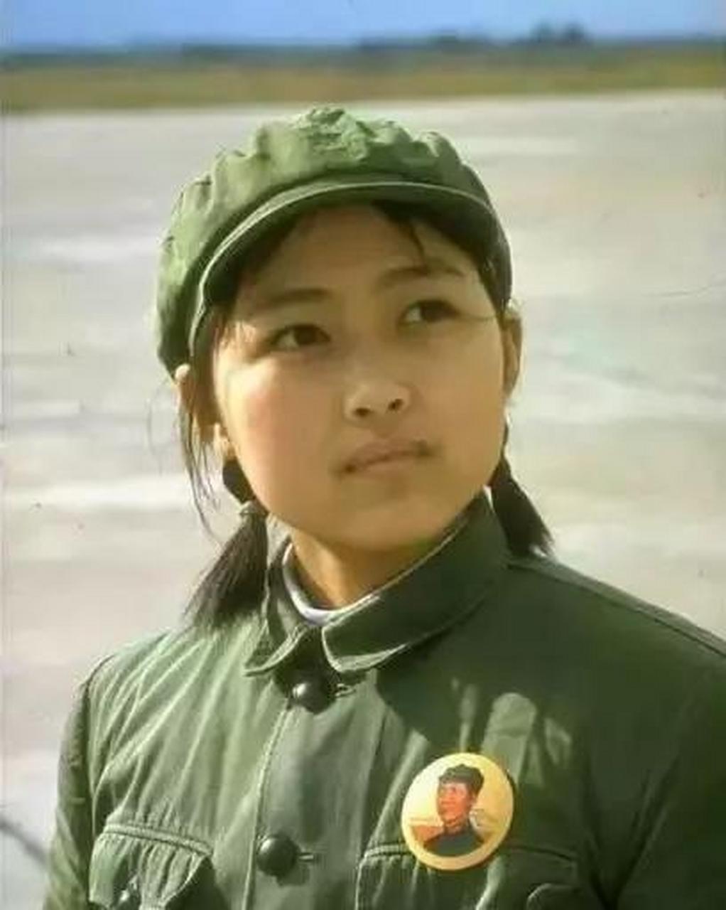 标准的65式军装女兵，历史背景与特色解析，65式军装女兵的历史背景与特色解析