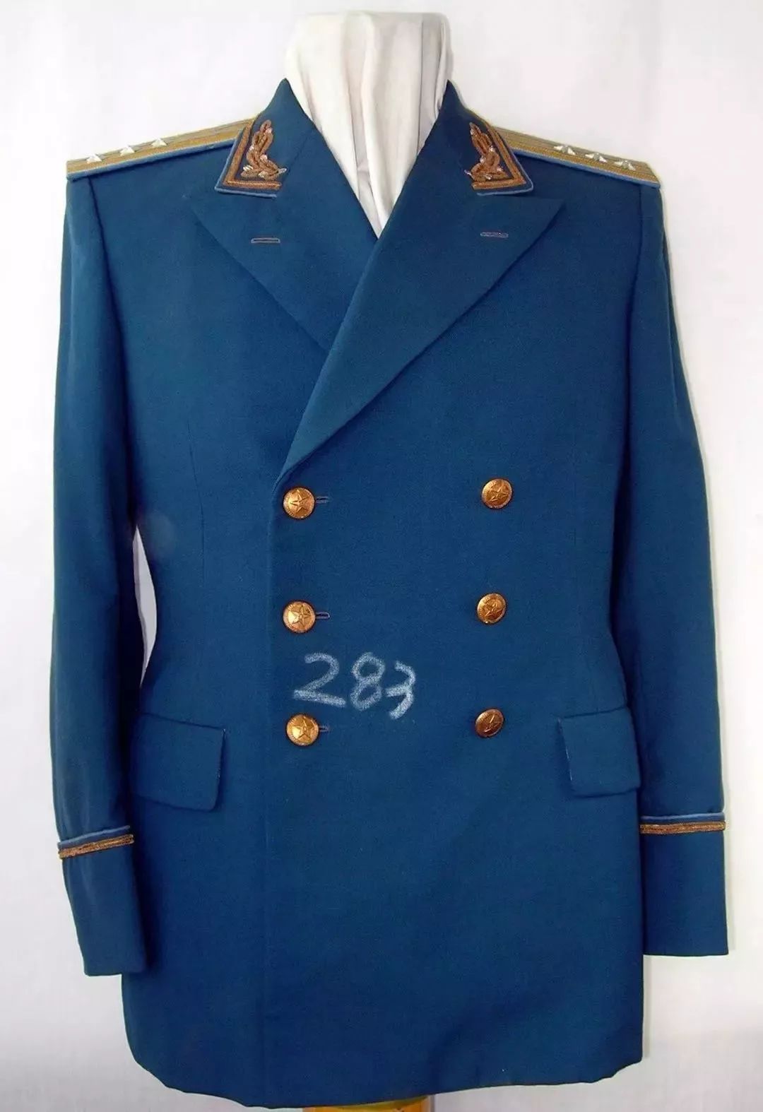 揭秘中国军队新形象，16式军官礼服，揭秘，中国军队新形象——军官礼服的16式变迁