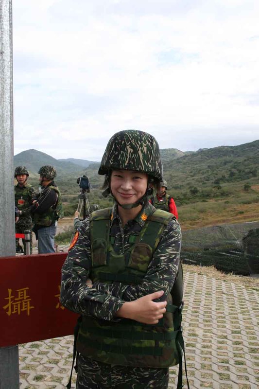 台湾女兵接受采访，展现新时代女性的力量与风采，台湾女兵展现新时代力量与风采，铁骨铮铮的女性力量