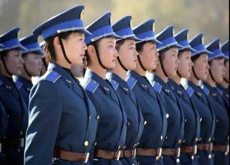 部队女兵服装，时尚与功能的完美结合，部队女兵服装，时尚与功能兼备的完美结合