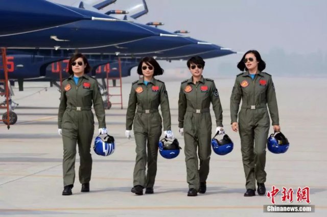 中国空军飞行员帅气图片，英勇无畏的空中战士风采展示，中国空军飞行员英勇风采展示，空中战士的帅气瞬间