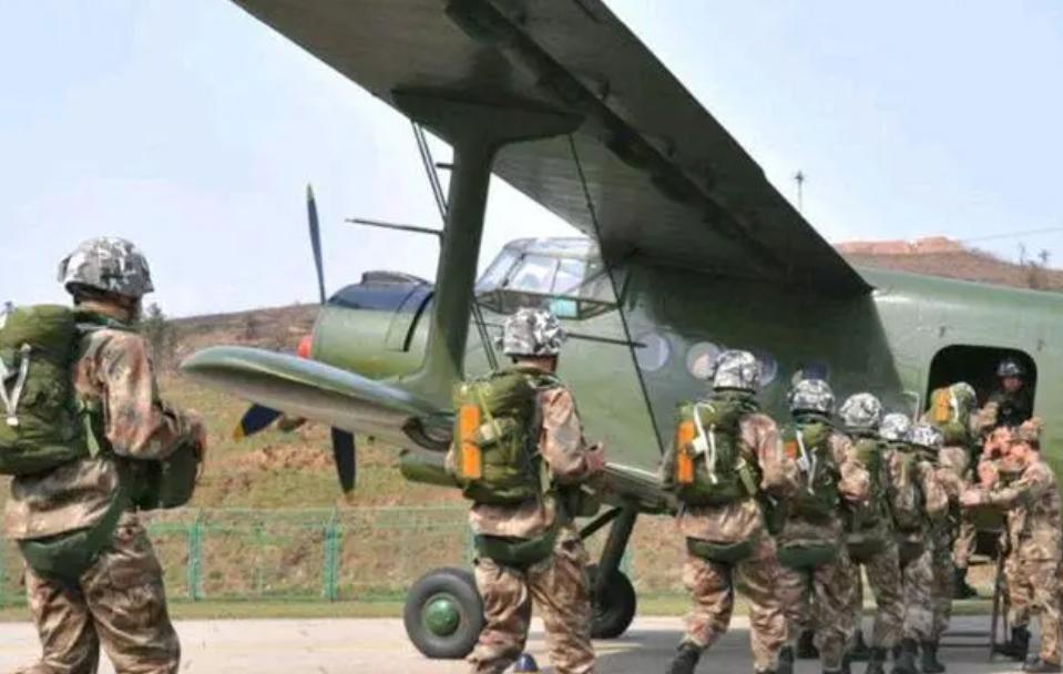 空降兵第15军通信连微信群，连接战友，共筑军魂，空降兵第15军通信连微信群，战友共筑军魂的桥梁