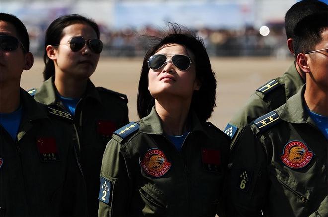 中国首批歼-10女飞行员墓前放模型，永恒的纪念与传承，中国歼-10女飞行员墓前模型，永恒的纪念，传承不息的英勇精神
