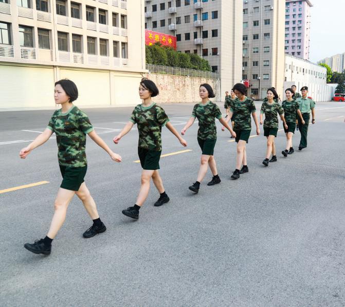 中国武警女兵单人图片，展现力量与美丽的独特风采，中国武警女兵，力量与美丽的独特风采展示