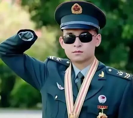 杜富国在部队中的待遇，荣誉与责任的体现，杜富国在部队，待遇、荣誉与责任的彰显
