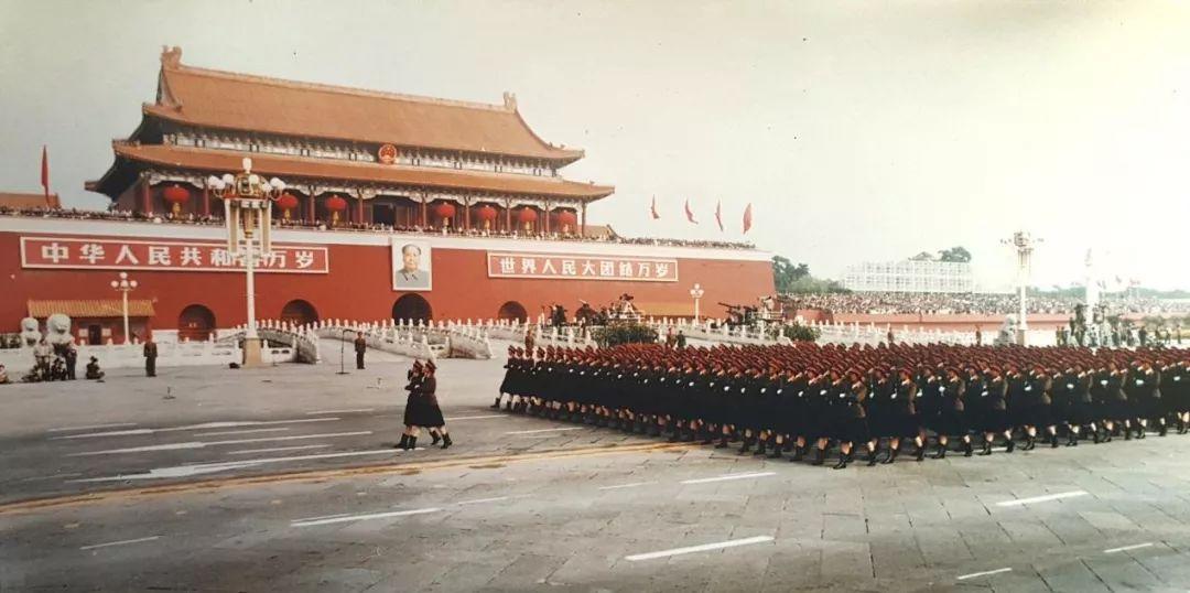 中国女兵时尚风采，长筒鞋与短裙的完美搭配，中国女兵时尚风采，长筒鞋与短裙的完美组合展现飒爽英姿