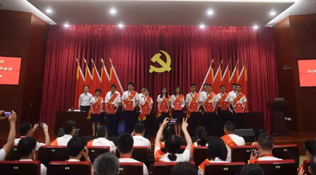 今日重大新闻头条，银行领域的最新动态与深度解读，今日重大新闻头条，银行领域最新动态深度解读与趋势展望