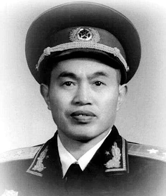 集团军军长与省军区司令员，军事体系中的不同角色与职责对比，集团军军长与省军区司令员，军事体系角色与职责的深度对比