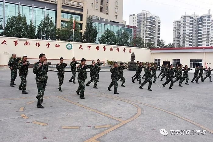 中国女兵队列表演，展现力量与荣耀的舞台，中国女兵队列表演，力量与荣耀的展现