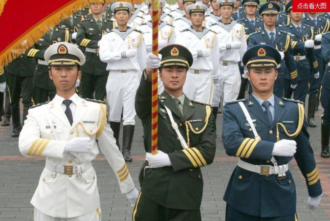 深入了解中国军队的标志性装备，97式军装作训服，中国军队标志性装备，97式军装作训服深度解析