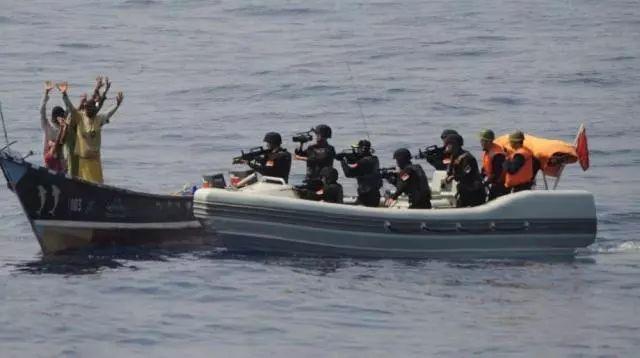 中国海军打击海盗，救援人质，真实画面揭示英勇无畏的航海卫士形象，中国海军，英勇无畏的航海卫士，打击海盗救援人质揭秘