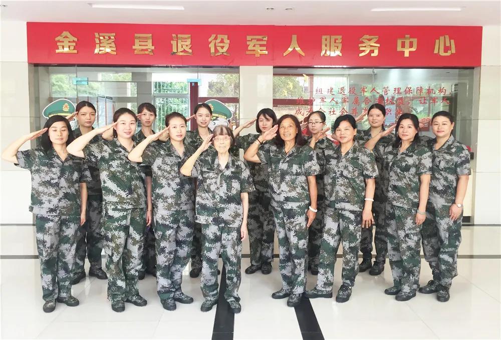 退伍女兵最美短视频，英勇背后的柔情与魅力，退伍女兵的英勇与柔情，最美短视频展现魅力时刻