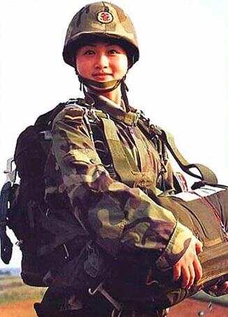 中国女兵的丰彩，坚韧、勇敢与荣耀，中国女兵的丰姿，坚韧、勇敢与荣耀的赞歌