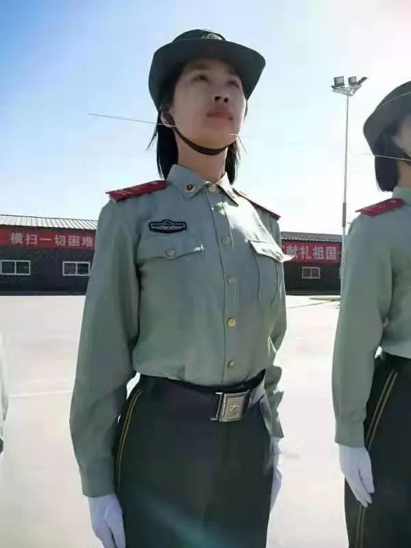 解放军女士兵图片大全，展现飒爽英姿的风采，解放军女士兵风采，飒爽英姿的图片大全