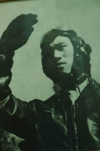 空军第十二批女飞行学员完成首次跳伞，突破天际的勇气与荣耀，空军第十二批女飞行学员首次跳伞，勇闯天际的荣耀之旅
