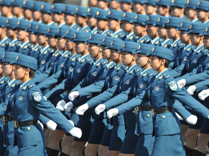 受阅的三军女兵方队，展现新时代巾帼英雄风采，新时代巾帼英雄，三军女兵方队展现风采