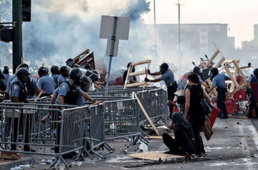 俄军兵营突发大火，数千人紧急疏散，俄军兵营突发大火，大规模疏散行动启动