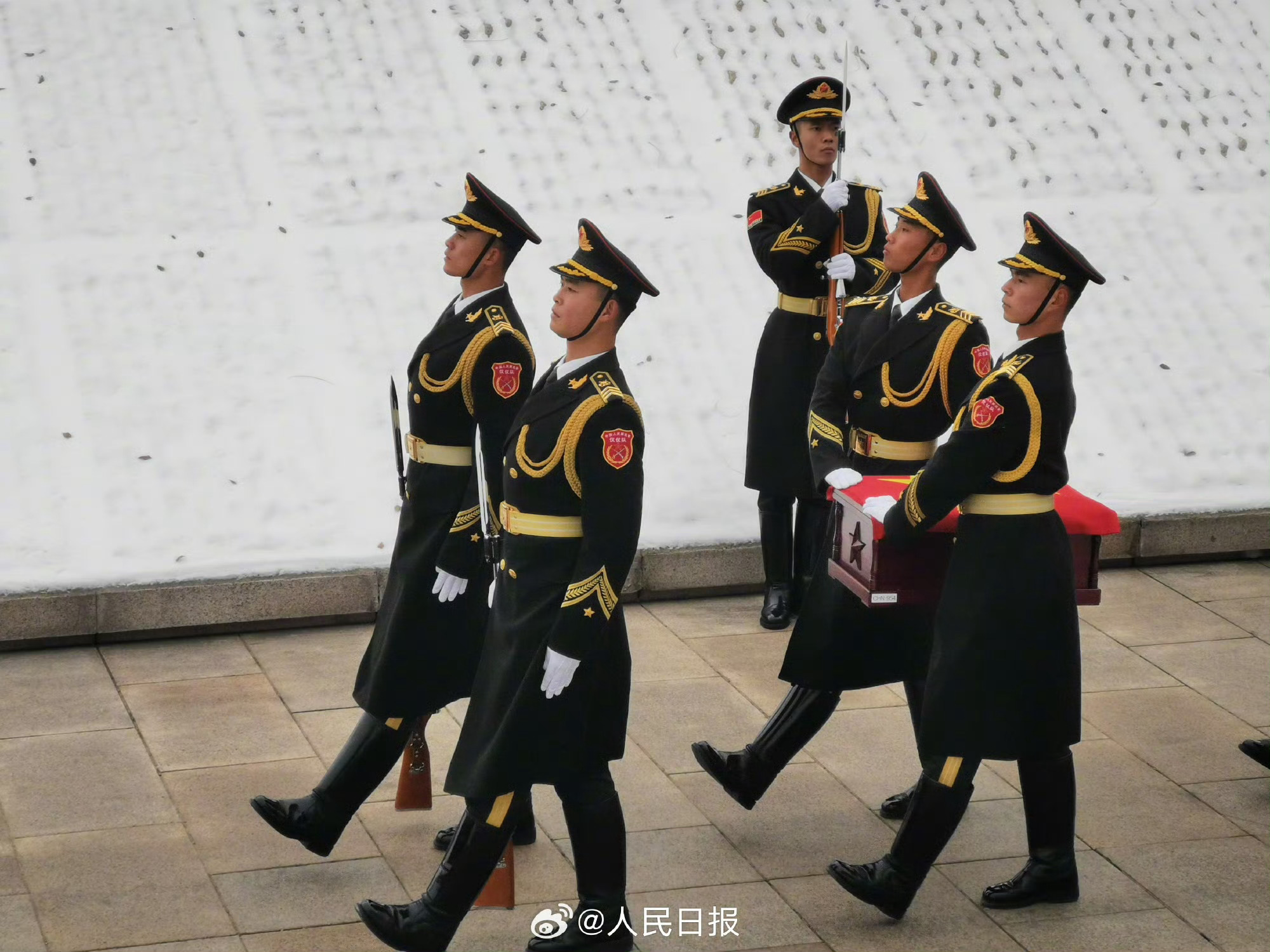 致敬英雄，2014年接回第一批志愿军烈士的荣耀时刻，致敬英雄，接回第一批志愿军烈士的荣耀瞬间