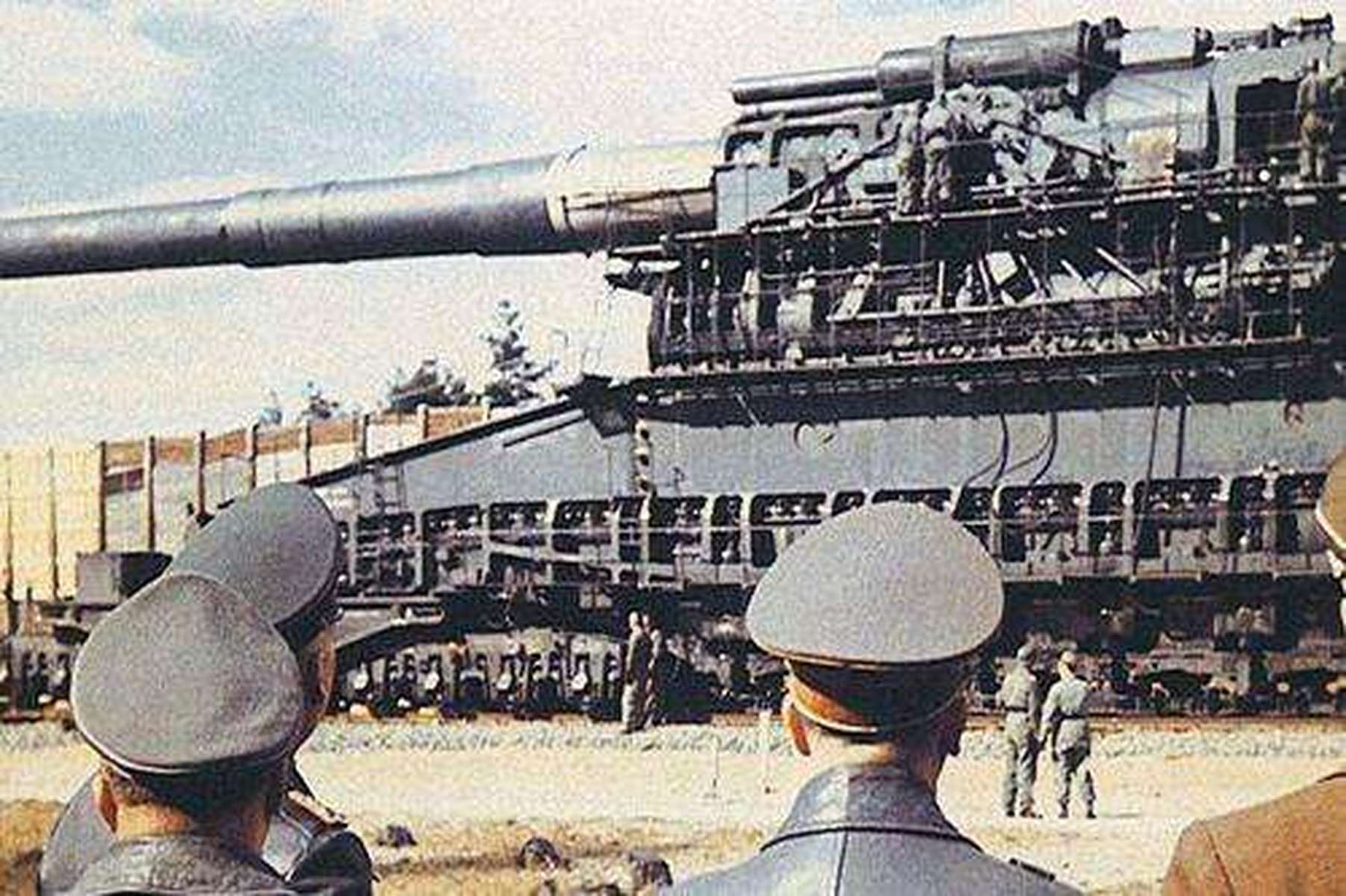 古斯塔夫巨炮发射壮观瞬间，历史图片重现战场震撼场景，古斯塔夫巨炮发射瞬间，重现战场震撼场景的历史图片