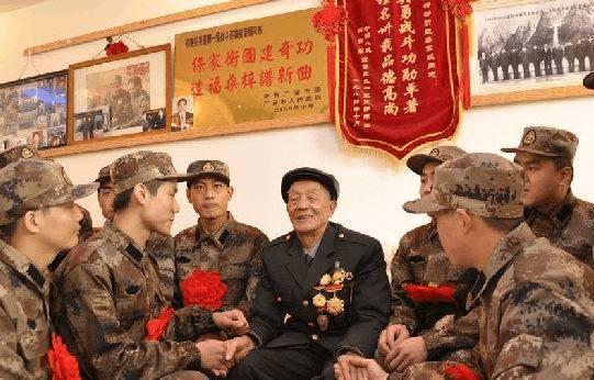 中国人民志愿军第一位特等功臣和特级战斗英雄是谁？，揭秘中国人民志愿军首位特等功臣与特级战斗英雄的身份