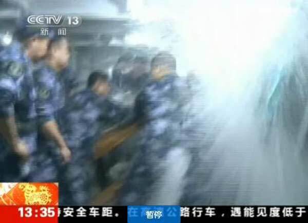郑州舰遭遇巨浪冲击，舱门被海浪冲开事件深度解析，郑州舰巨浪冲击事件深度解析，遭遇海浪冲击，舱门被冲开背后的真相