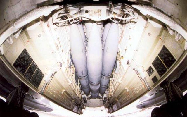 歼-15与F-22，哪个更厉害？全面解析两款战斗机的优势与劣势，歼-15与F-22战斗机对比，优势与劣势全面解析，哪款更厉害？