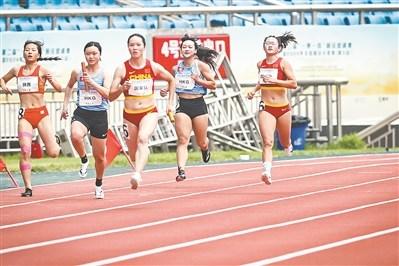中国最新消息女子百米接力，闪耀赛道，再创辉煌，中国女子百米接力再创辉煌，闪耀赛道刷新纪录！