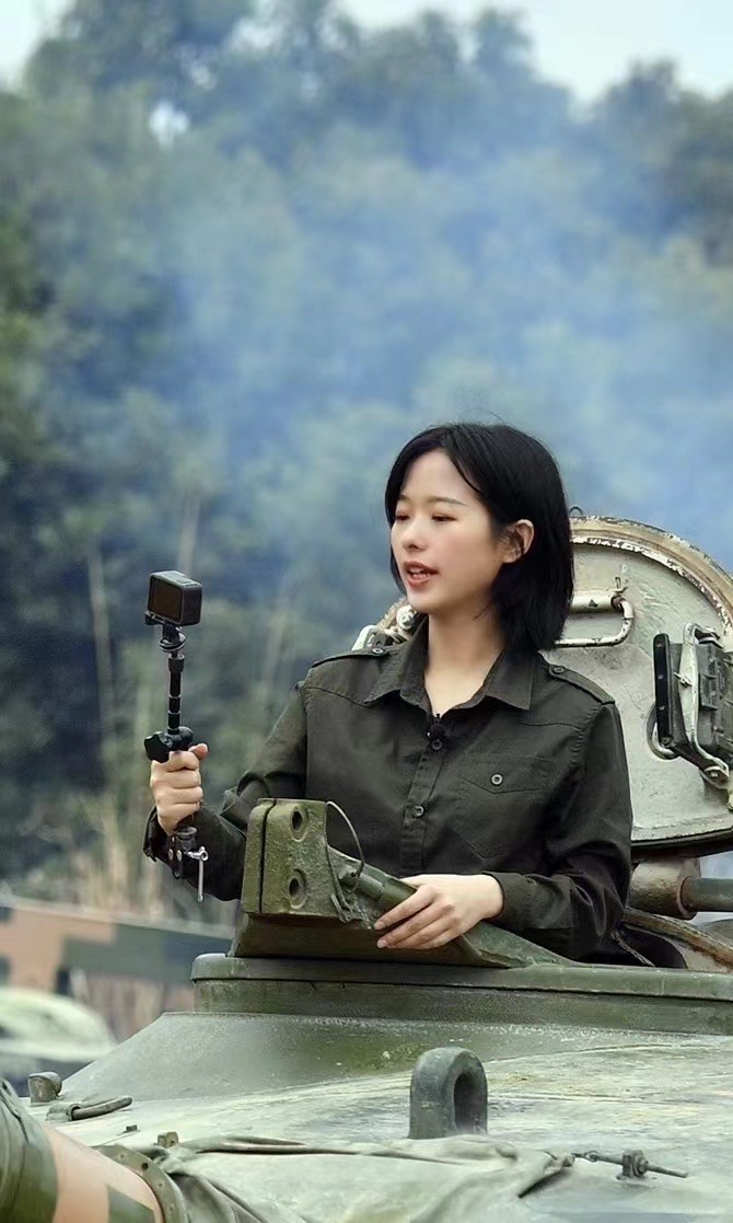 庄晓莹的央视军事频道主持经历，闪耀于荧屏的军事之花，庄晓莹，央视军事频道荧屏上的军事之花主持经历