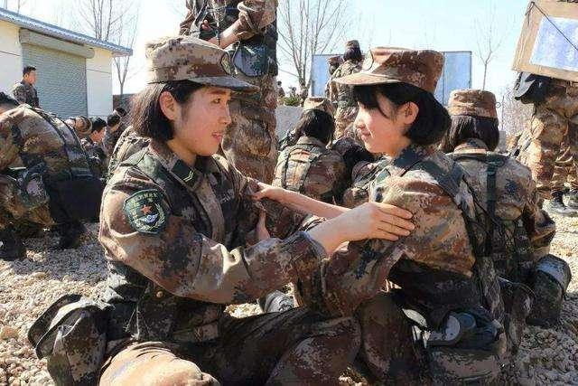 女生参军