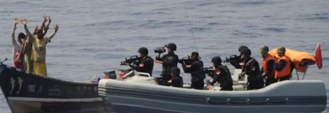 实拍中国海军在索马里打击海盗视频，展现国家力量与海洋安全决心，中国海军索马里打击海盗实录，彰显国家力量与海洋安全决心