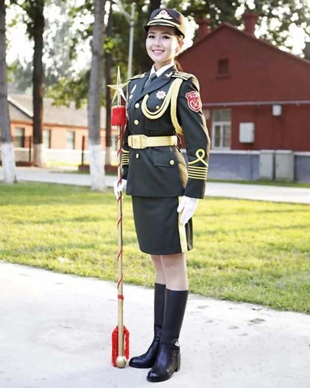 中国武警女兵的图片，展现力量与柔美的结合，中国武警女兵，力量与柔美的完美融合图片展示