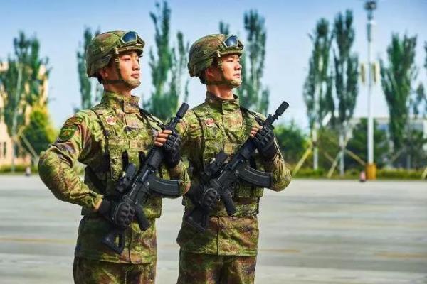 天空迷彩服图片，探索时尚与军事的交融之美，天空迷彩服图片，时尚与军事交融的绝美风采